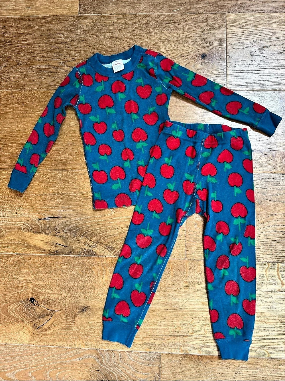 ✨Hanna Andersson Pajama Set in Apple Print ✨